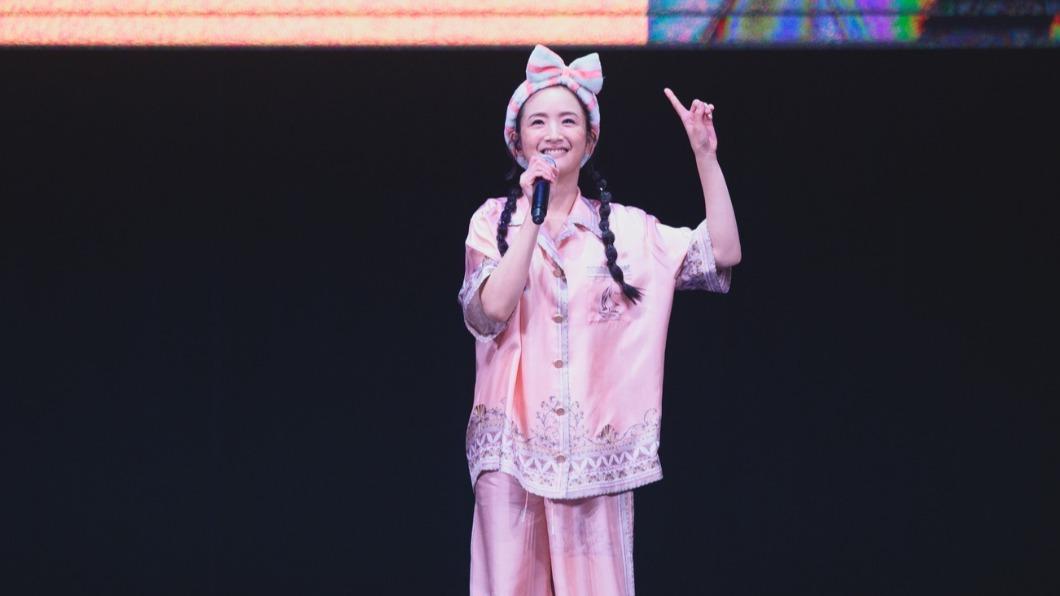 林依晨曾送表弟五月天演唱會門票。(圖/翻攝自林依晨臉書)