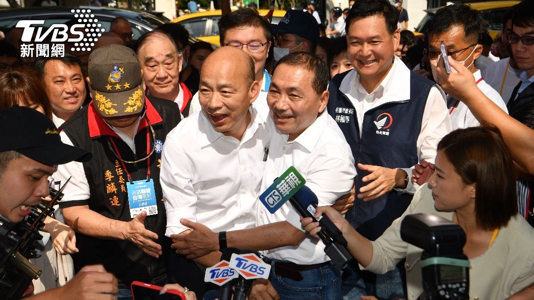 國民黨全代會前,總統參選人侯友宜,親自在門口迎接韓國瑜。甚至鏡頭前兩度擁抱。(圖/胡瑞麒攝)