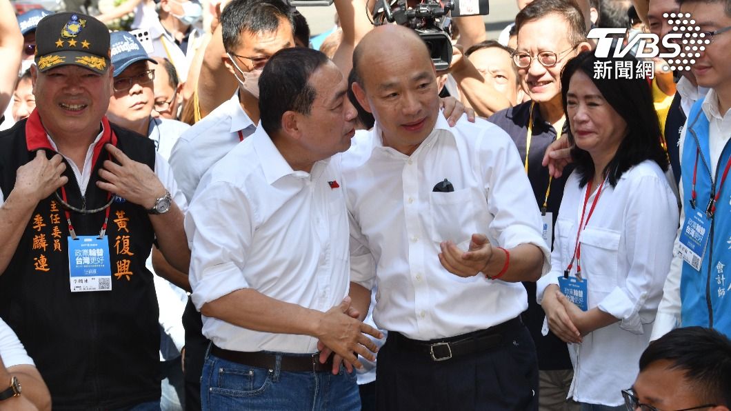 撇不合!國民黨全代會前,總統參選人侯友宜,親自在門口迎接韓國瑜。甚至鏡頭前兩度擁抱。(圖/胡瑞麒攝)
