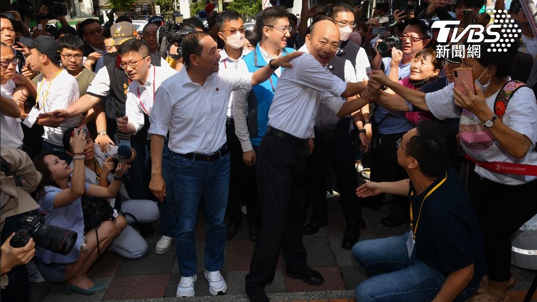 撇不合!國民黨全代會前,總統參選人侯友宜,親自在門口迎接韓國瑜。甚至鏡頭前兩度擁抱。(圖/胡瑞麒攝)