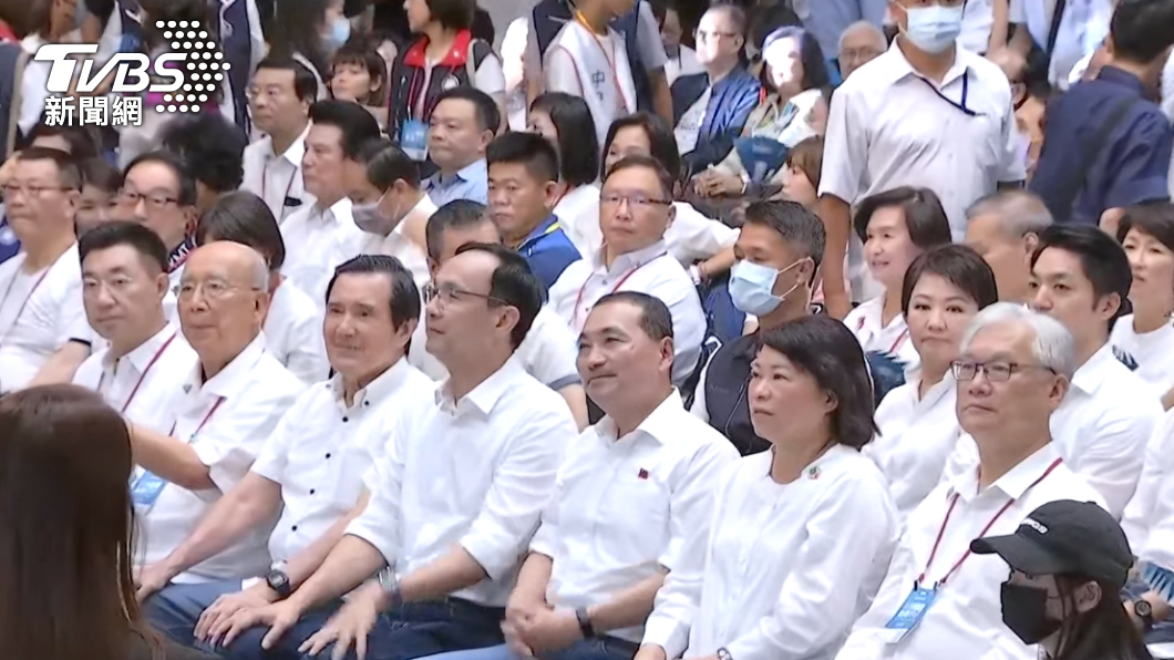 國民黨總統參選人侯友宜與歷任主席們比肩而坐。(圖/TVBS)