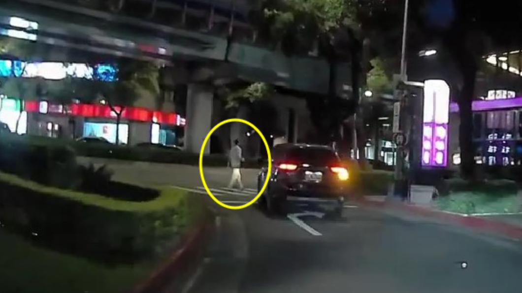 有片/走斑馬線也有事!車沒煞猛撞行人肇逃 駕駛:腦筋空白