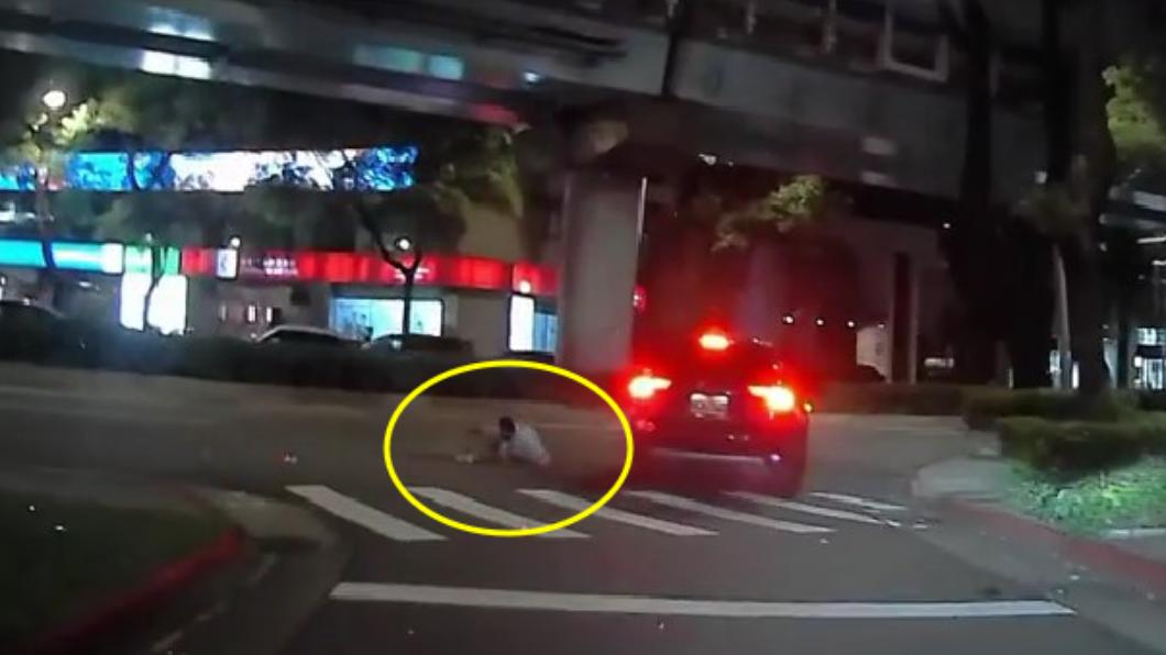 行人遭撞後彈飛受傷。（圖／翻攝自爆料公社）