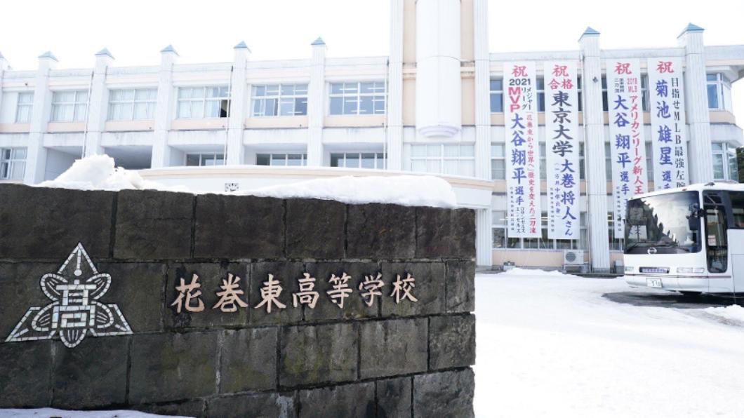 花卷東掛出布條,恭喜大卷考上東大。(圖/翻攝自推特@Fullcountc2)