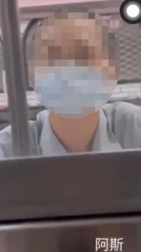 民眾在接見室內拿出手機錄影拍下受刑人畫面。(圖/翻攝自當事人IG)