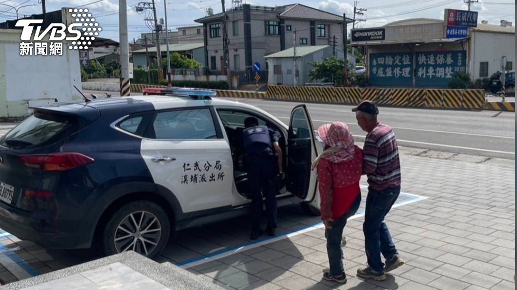 婦人腳踝割傷請求員警協助。(圖/警方提供)