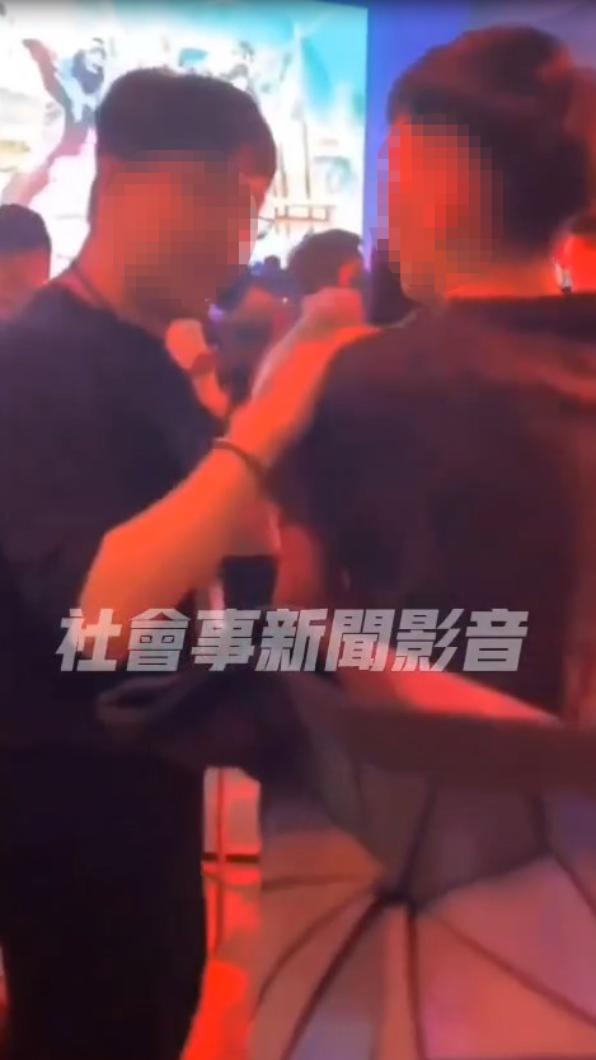 選手親友不滿圍觀群眾酸言酸語。(圖/翻攝自社會事新聞影音)