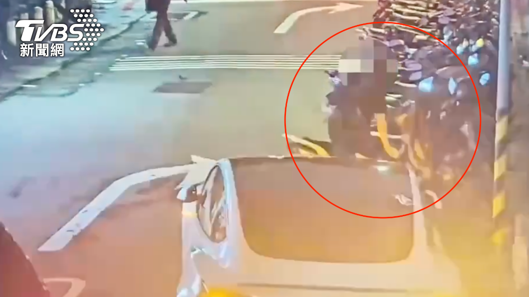 鄭男隨機偷竊停放在路旁的機車置物箱。(圖/TVBS)