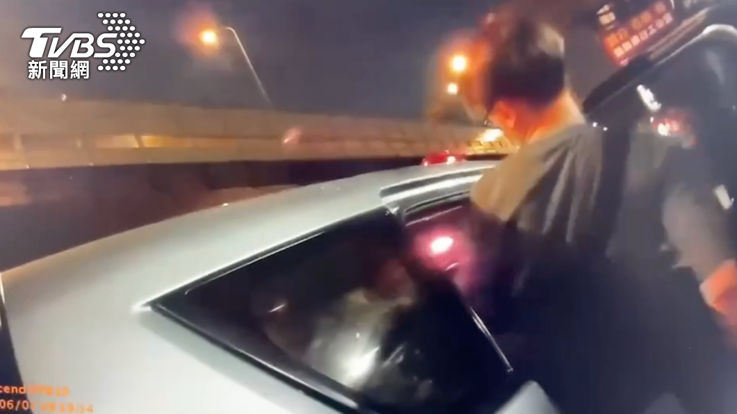 員警將鄭男拘提逮捕帶返所。(圖/TVBS)