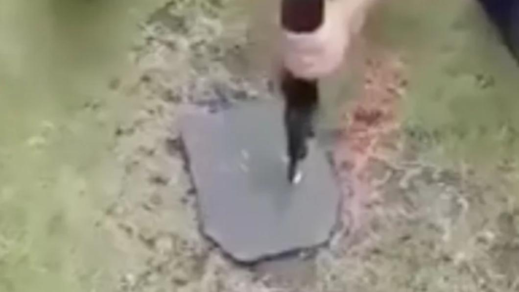 林秉宥貼出影片,指士兵使用刺刀一次就貫穿抗彈版。(圖/翻攝自林秉宥臉書)