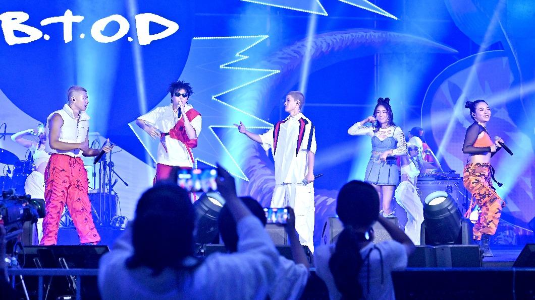 B.T.O.D(左起)、梁舒涵、夏沐登上「超犀利趴12」SUMMER STAGE舞台。(圖/寬寬整合提供)