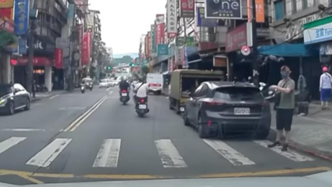 駕駛為禮讓男子,但他卻示意駕駛通過。(圖/翻攝自WoWtchout-地圖型行車影像分享平台)