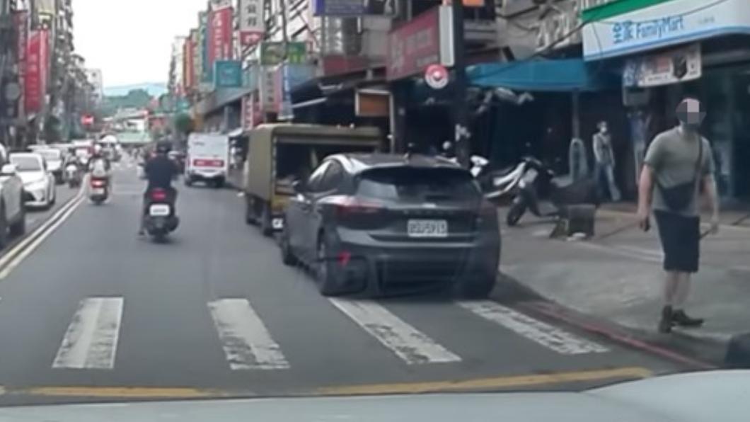 雙方僵持近1分鐘男子才走回人行道上。(圖/翻攝自WoWtchout-地圖型行車影像分享平台)