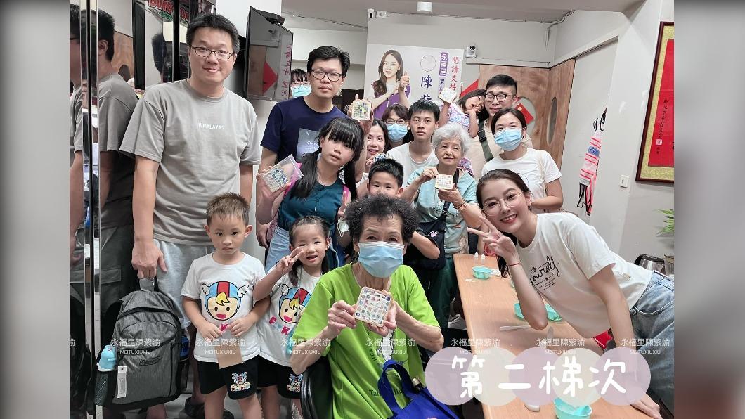 新北市永福里長陳紫渝（前排右一）昨天在里內辦藝術杯墊手作課程。（圖／翻攝自陳紫渝臉書）