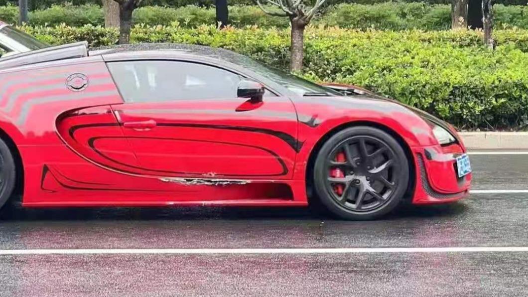 布加迪的車輛在擦撞後,右側車門出現明顯傷痕。(圖/翻攝自微博)