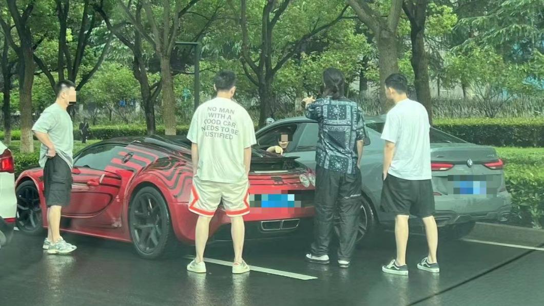 布加迪車主在車禍發生後,竟下車恐嚇BMW車主。(圖/翻攝自微博)