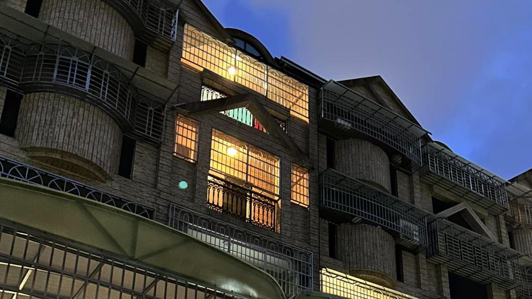 原PO連續7天都看著鄰居家燈火通明,令他忍不住向網友們求助。(圖/翻攝自「爆廢公社二館」臉書)