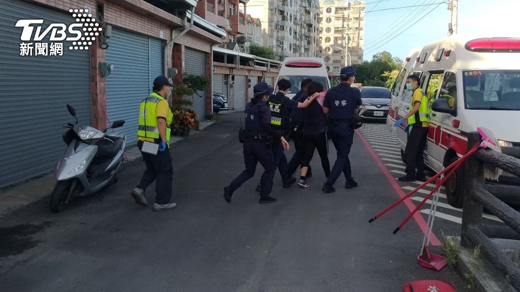 快訊/疑與家人起衝突!台東女持瑞士刀攻擊 3人掛彩送醫