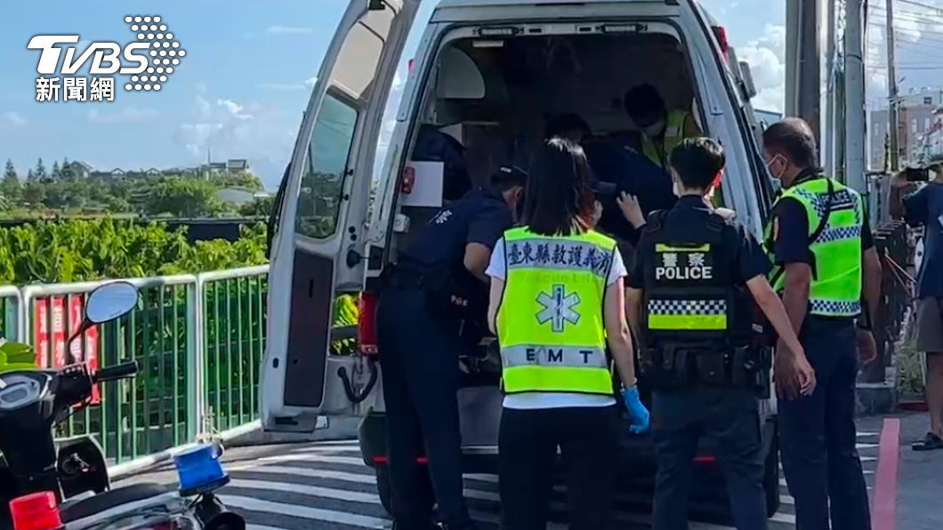 吳女情緒激動,上了救護車仍不斷對警消咆哮。(圖/TVBS)