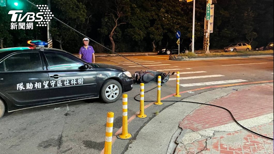 簡男駕駛大貨車不慎拉扯路口電線。(圖/TVBS)