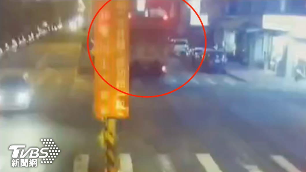 簡男駕駛大貨車不慎拉扯路口電線。(圖/TVBS)