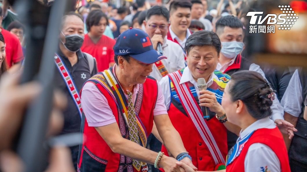 藍營縣市長唯獨徐榛蔚缺席全代會,但其傍晚現身與傅崐萁迎接郭台銘。(圖/郭台銘辦公室提供)