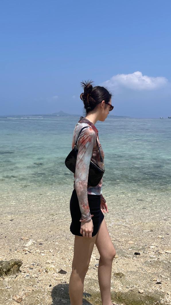 林奕嵐分享旅遊美照,大秀修長美腿。(圖/周子娛樂提供)