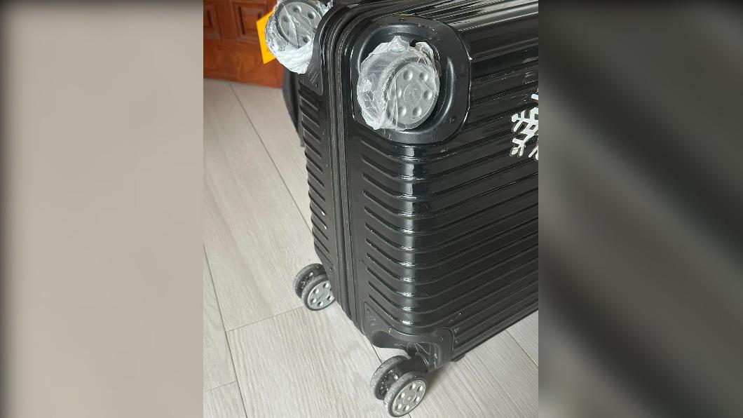 女網友出國時,行李箱輪子突然裂開。(圖 / 翻攝自「Costco好市多 商品經驗老實說」臉書)