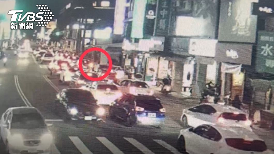 搶道釀行車糾紛!台中男一言不合竟亮槍 當街射BB彈恐嚇