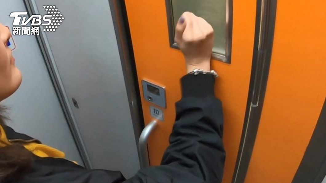  乘客忍不住敲門，大聲斥責兩名男子。（示意圖／TVBS資料畫面）