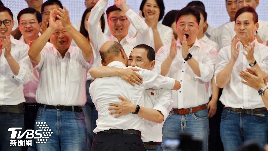 韓國瑜與侯友宜在全代會上擁抱。(圖/胡瑞麒攝)