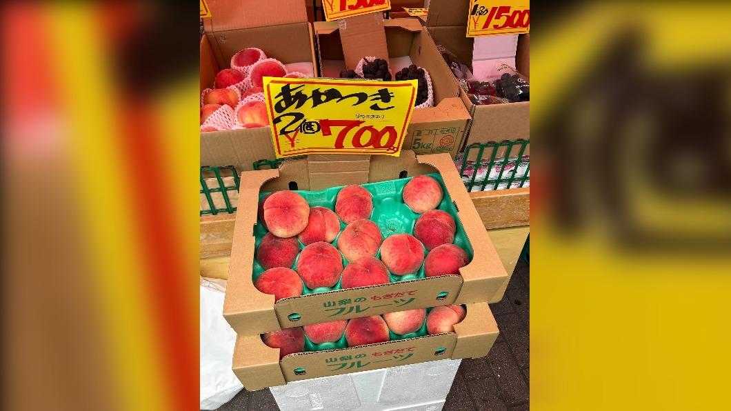 原PO買了10顆水蜜桃與2串葡萄,想帶回台灣和家人分享。(圖 / 翻攝自日本旅遊公社)