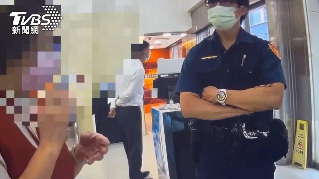 行員請求員警到場協助。（圖／TVBS）