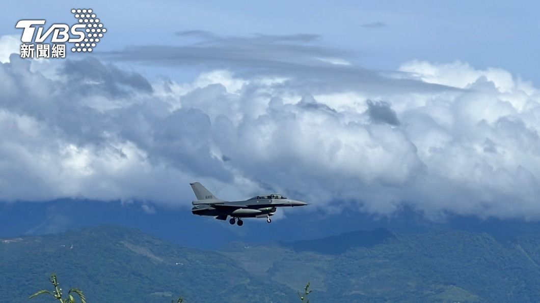 漢光演習首日 9架F16V戰機轉進台東志航基地