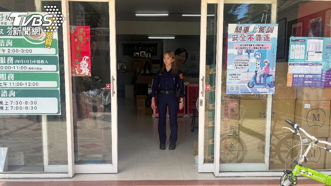 警方派員到立委服務處查訪。（圖／TVBS）