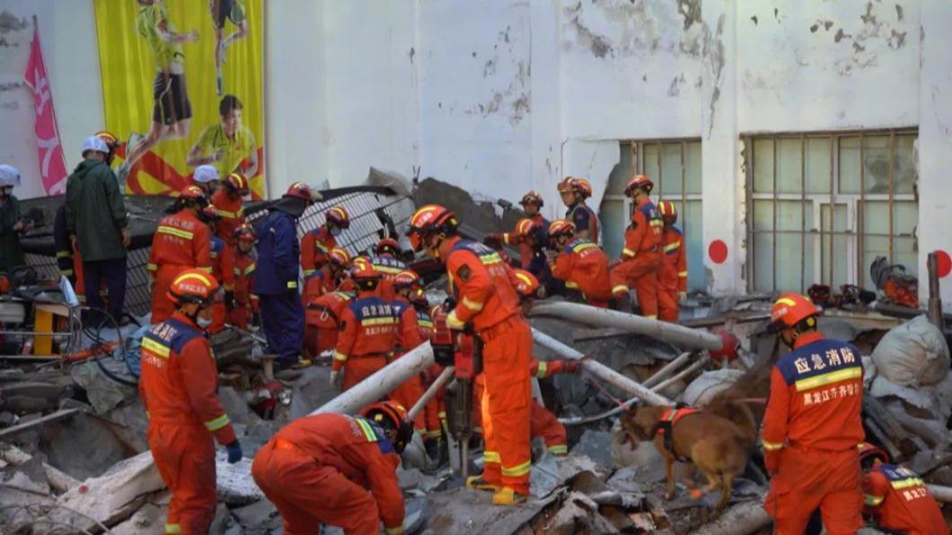 陸媒報導，場館內被困人員已全數救出，其中11人死亡、4人無生命危險，另有4人獨自脫困。（圖／翻攝自央視新聞微博）