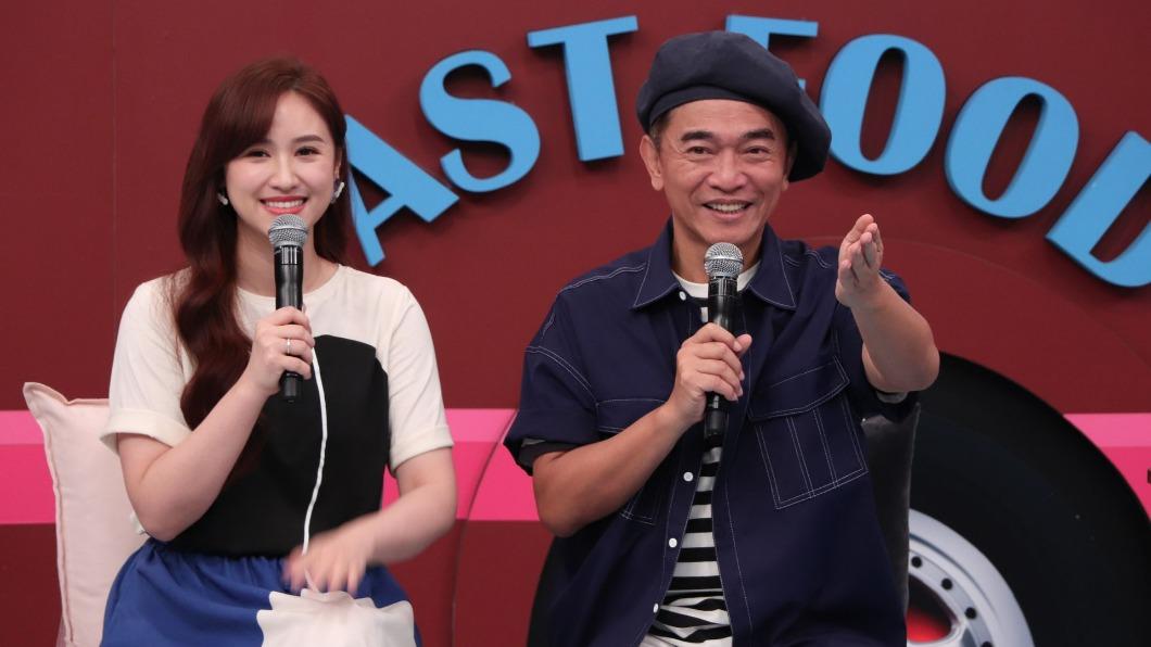 節目主持人吳姍儒(左)和吳宗憲。(圖/中天提供)