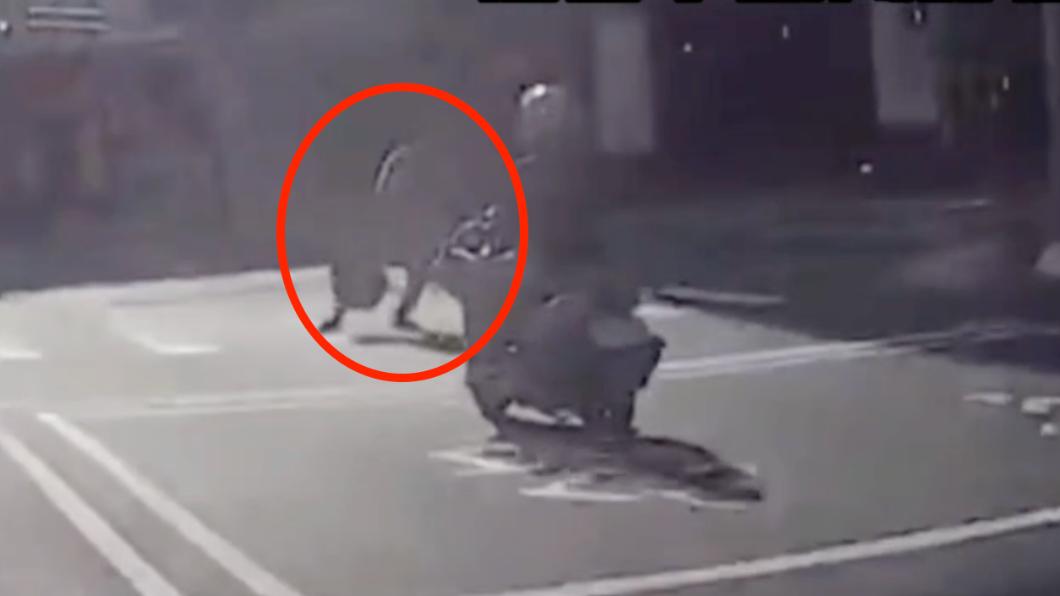 無聊當有趣?男過馬路突伸「無影腳」嬉鬧 騎士險撞上