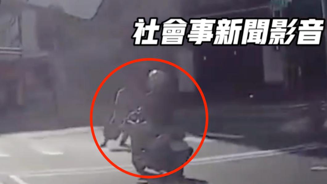 好在騎士沒被他的腳絆倒。(圖/翻攝自社會事新聞影音)