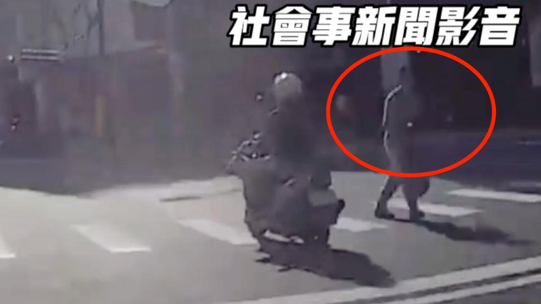 該名男子若無其事地離開。(圖/翻攝自社會事新聞影音)
