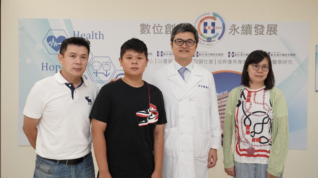 吳同學罹圓錐狀角膜,在新光醫院接受手術。(圖/院方提供)