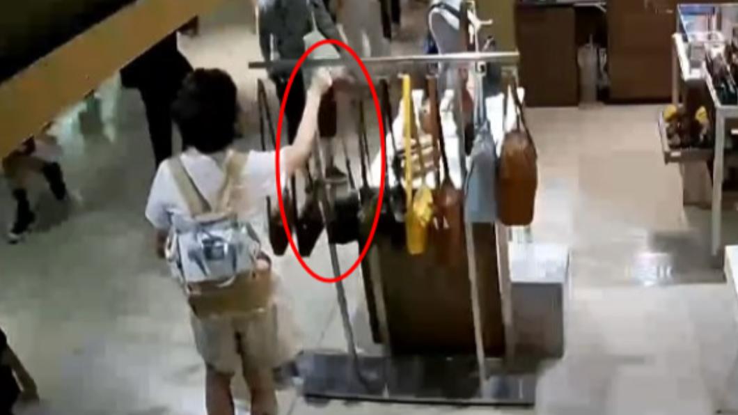 不到2分鐘得手精品包 短髮女京站百貨行竊「外套掩護」