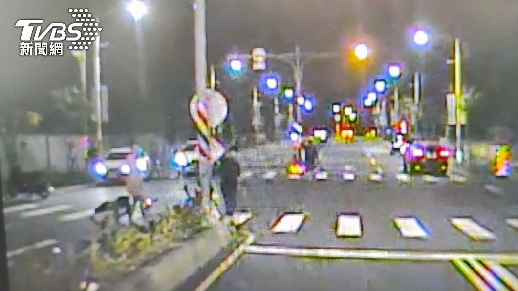 警消人員趕抵現場。（圖／TVBS）