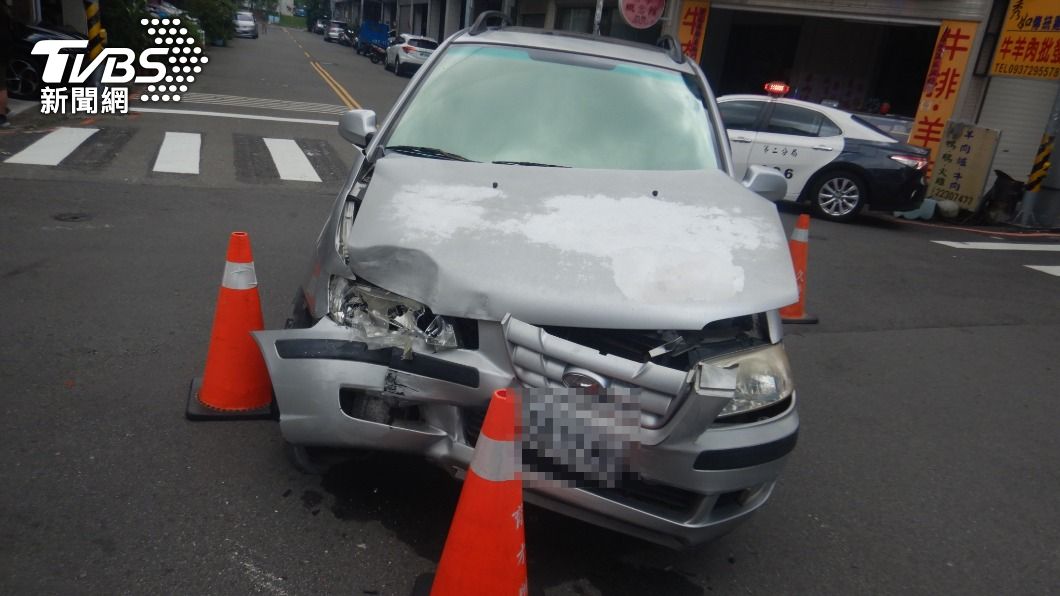 疑閃燈路口搶快！BMW遭攔腰撞釀4傷　車上男童嚇壞爆哭