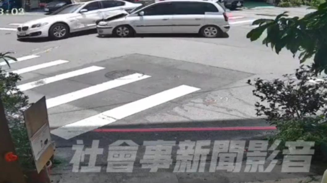 白色BMW當場被攔腰撞上,左側車身受損。(圖/翻攝自社會事新聞影音)