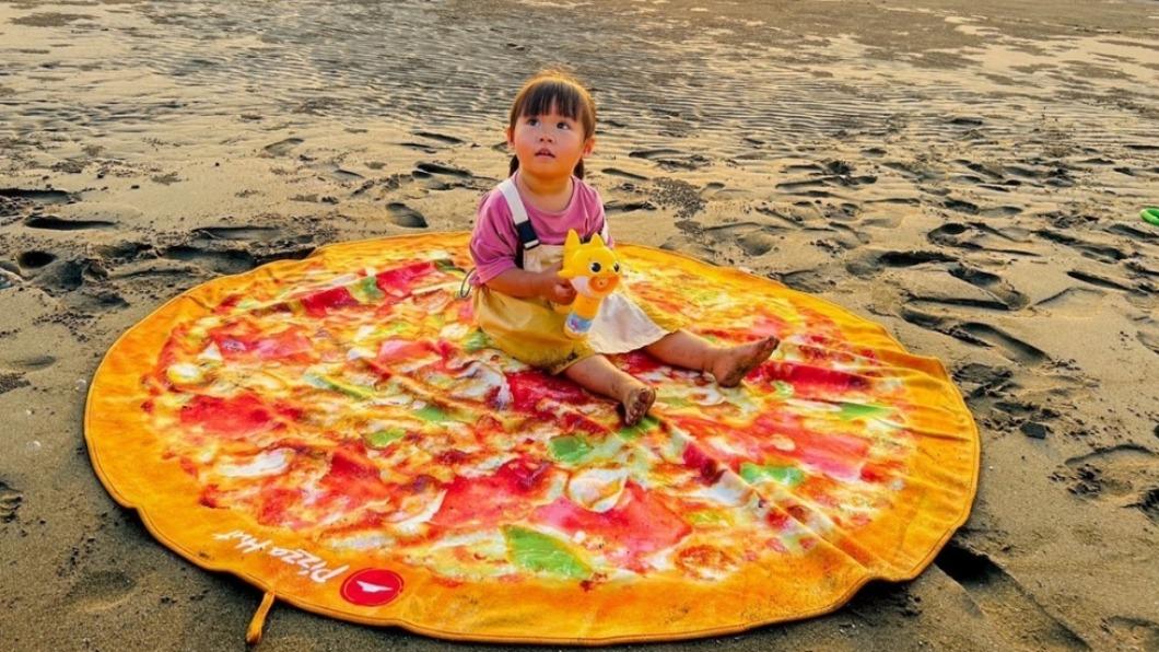 越看越餓!必勝客推超逼真「披薩造型浴巾」 經典總匯放大18倍