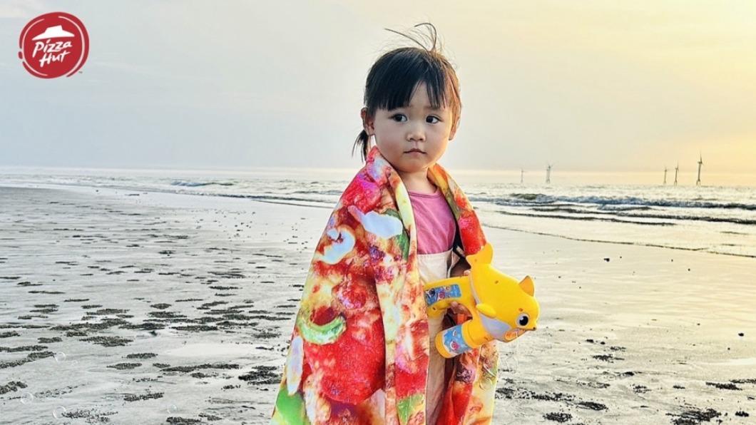 「比薩造型浴巾」海邊戲水、窩在家看電影都超實用。（圖／必勝客提供）