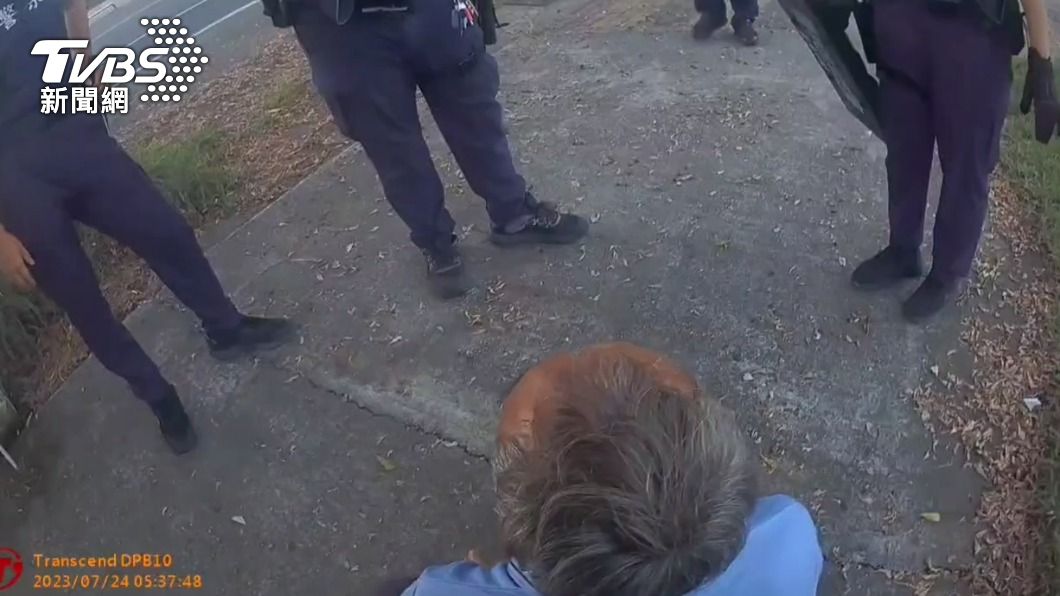 警方將人包圍壓制。(圖/TVBS)