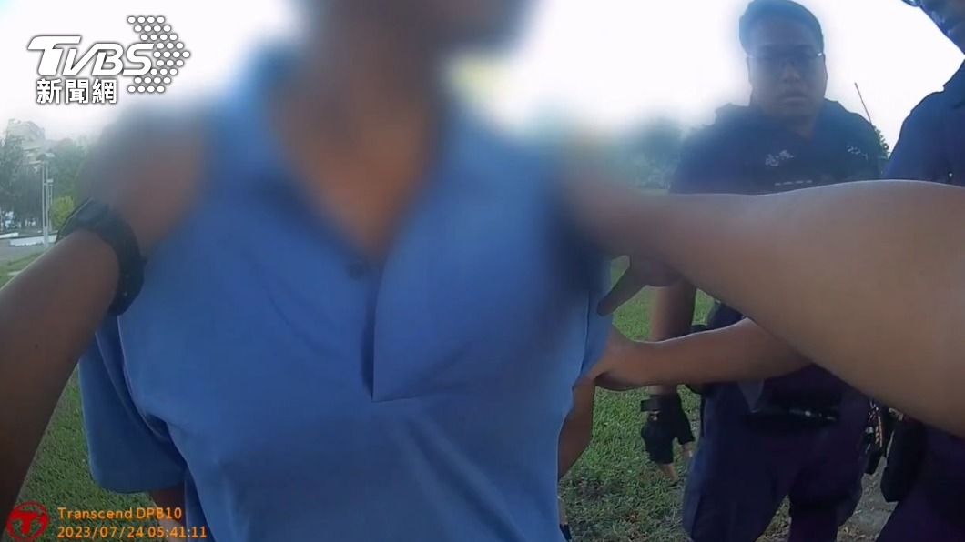 男子疑似不滿公園民眾跳廣場舞太吵揮刀。(圖/TVBS)