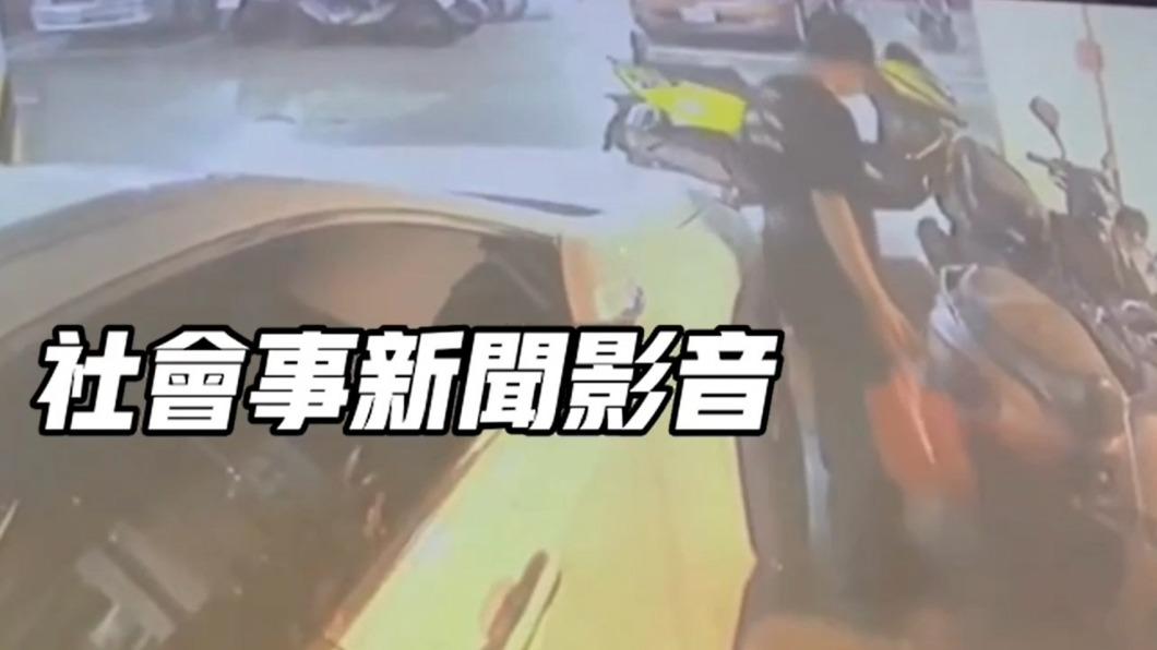男子在女住戶的安全帽內「解放」後離開。(圖/翻攝社會事新聞影音)